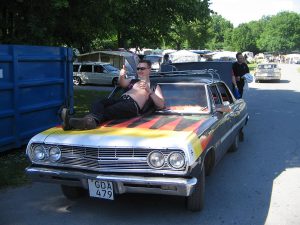 1200px-60's_car,_unknown_model_and_a_raggare_at_Power_Big_Meet_2005